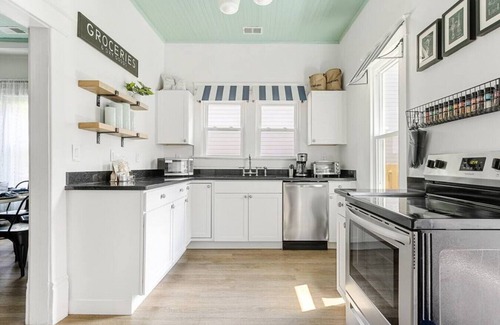 Columbia House | Urban Farmhouse: Sleeps 8, walk to Dining & Drinks