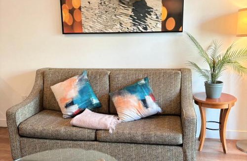 Pico-Union Apartment | Urban Gorgeous Hollywood Living with rooftop views and BBQ, GYM