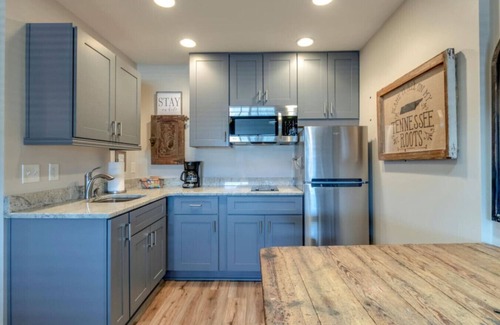 Melrose Apartment | Urban Hideaway: Cozy Studio with Pool Access