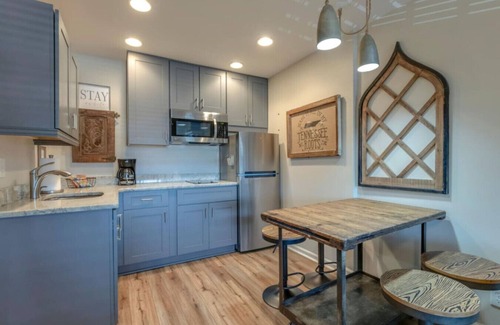 Melrose Apartment | Urban Hideaway: Cozy Studio with Pool Access