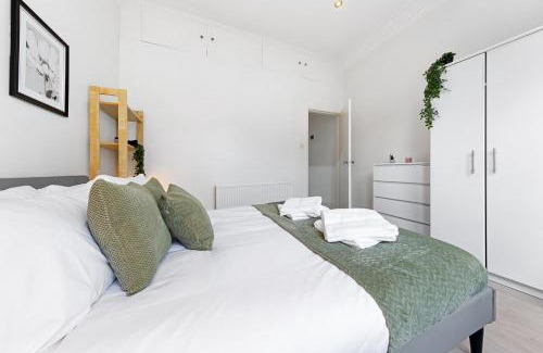 Ferndale Apartment | Urban Hideaway, Private Garden, 2 Mins to Station