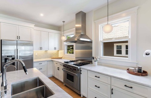 Jeffersonville House | Urban Lakeside Retreat