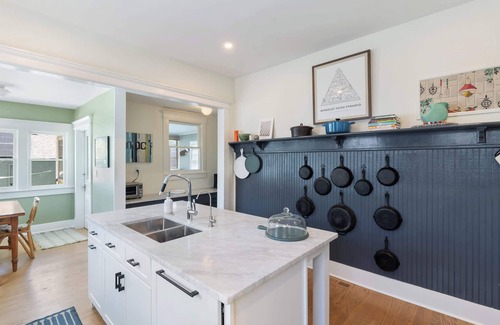 Jeffersonville House | Urban Lakeside Retreat