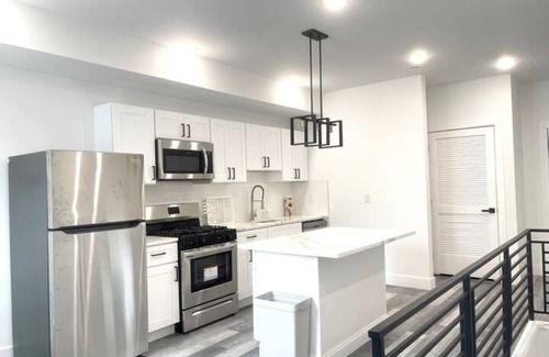 Belmont Apartment | Urban Loft 2-Bedroom Retreat – Ideal for Groups, Sleeps 5