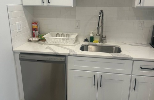 Belmont Apartment | Urban Loft 2-Bedroom Retreat – Ideal for Groups, Sleeps 5