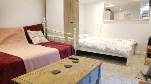 East Acton Apartment | Urban Log Cabin near zone 2 tube