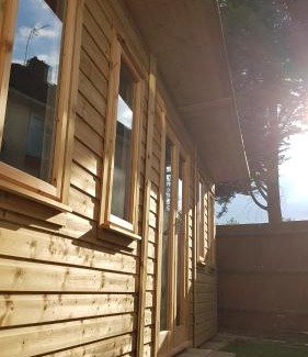 East Acton Apartment | Urban Log Cabin near zone 2 tube