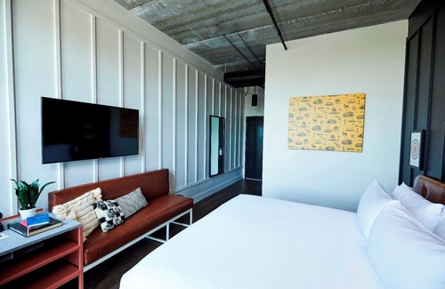 East Nashville Hotel | Urban Modern Vibe Awaits! Close to Johnny Cash Museum & Airport, Pet Friendly