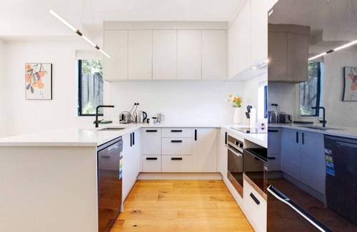 Greenlane - Ellerslie House | Urban Ellerslie 3BR Escape with Parking & Air-Con
