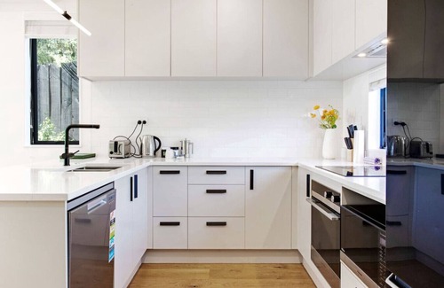 Greenlane - Ellerslie House | Urban Ellerslie 3BR Escape with Parking & Air-Con