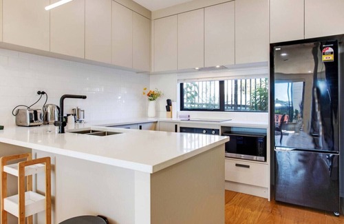 Greenlane - Ellerslie House | Urban Ellerslie 3BR Escape with Parking & Air-Con