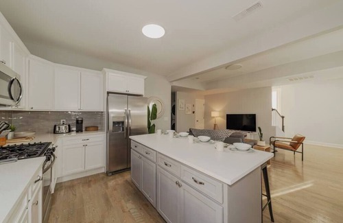 East Rock Apartment | Urban Oasis 3BR Parking Washer & Dryer Yale East Rock