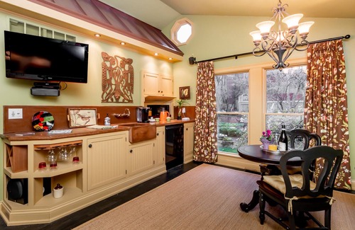 Cherokee Triangle House | Urban Oasis ~ Charming Cottage w/Private Garden