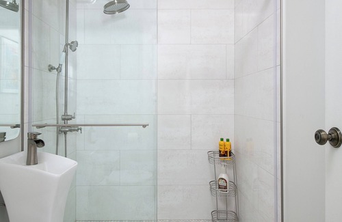 Westlake Apartment | Urban Oasis in Downtown LA, California!
