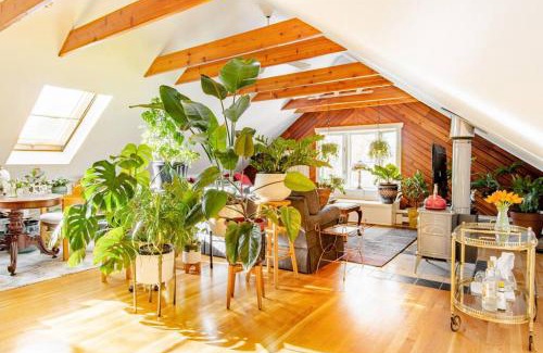 Blackstone Apartment | Urban Oasis in Hope Village