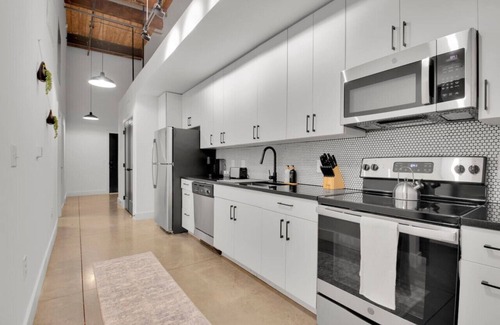 Judson Apartment | Urban Oasis | Pool & Gym | Close to Downtown Fun!