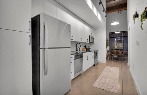 Judson Apartment | Urban Oasis | Pool & Gym | Close to Downtown Fun!