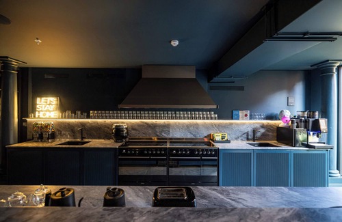 Brondesbury Park Apartment | Urban Oasis - Studio with Gym, Cinema, Gardens
