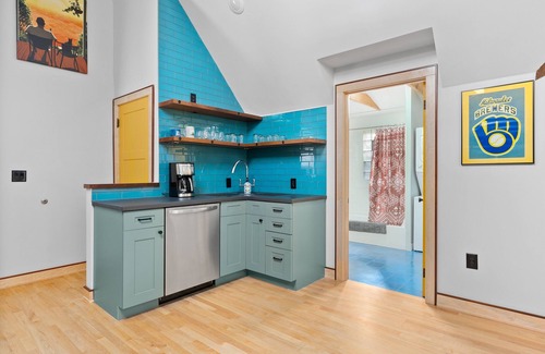 Riverwest Apartment | Urban Oasis