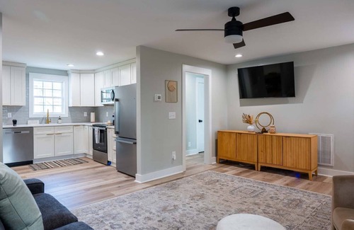 Durham House | Urban Oasis w/King Bed – 3 BR Near Duke & DT