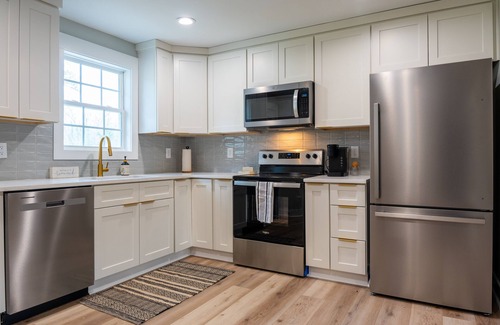 Durham House | Urban Oasis w/King Bed – 3 BR Near Duke & DT