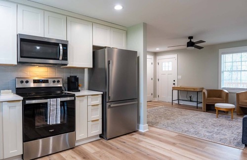Durham House | Urban Oasis w/King Bed – 3 BR Near Duke & DT