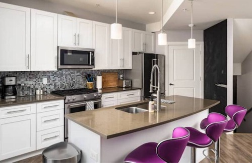 Jefferson Park House | Urban oasis! Walk to Mile High.