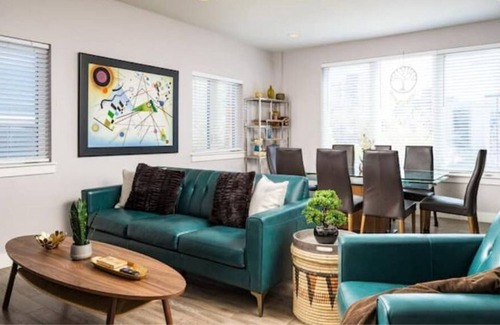Jefferson Park House | Urban oasis! Walk to Mile High.
