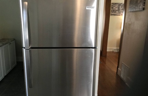 Racine House | Urban! Professionally Cleaned, Self Check In - Sleeps 10