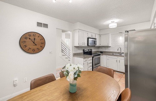 West Des Moines House | URBAN RETREAT - 4 BEDROOM HOUSE, FAMILY FRIENDLY with ARCADE, GAMES.