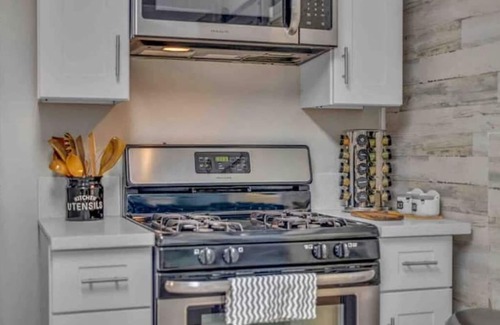 Southeast Houston House | Urban Retreat 4BRs Resort with Pool Hobby Airport