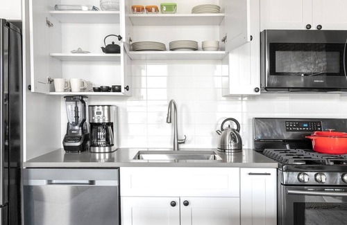 Wicker Park Apartment | Urban Wicker Park 1BR w/ W/D, nr Damen & Milwaukee, by Blueground