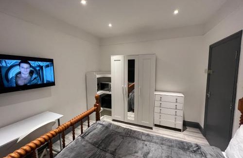 Broad Green House | UrbanNess Stays - Rooms with Stylish Comfort in the Heart of Croydon