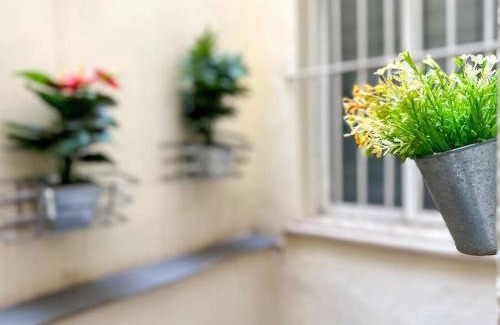 Malasana Apartment | Urbano y refrescante estudio en sótano
