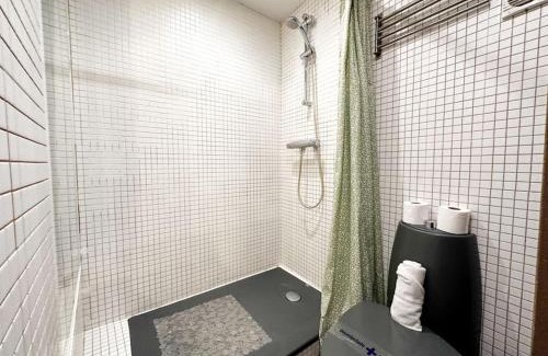 Malasana Apartment | Urbano y refrescante estudio en sótano