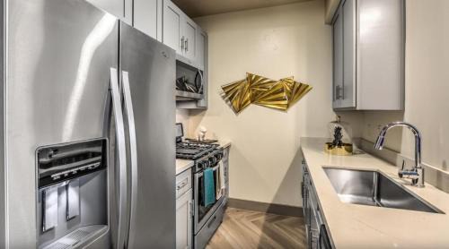 Sherman Oaks Apartment | The Sherman Luxe 2 Bed Apt with FREE PARKING