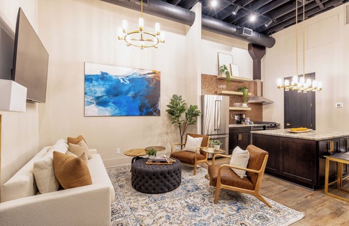 Downtown Nashville Apartment | USL located in heart of Downtown Nashville 10 mins. from Broad way