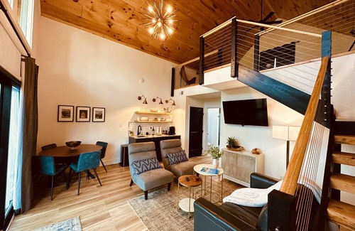 Gatlinburg - Pigeon Forge Cottage | UT Football - 50 minutes Away! - 1