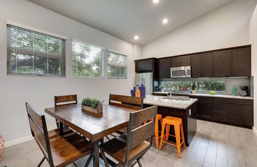Govalle House | UT Football Fave - Mins to Downtown, Rainey St!