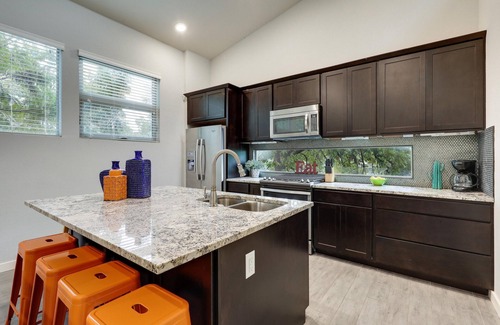 Govalle House | UT Football Fave - Mins to Downtown, Rainey St!