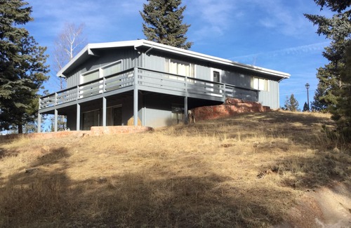 Woodland Park House | Ute Cabin-Spacious Home in the Outskirts of Woodland Park. No Cancellation Fees!