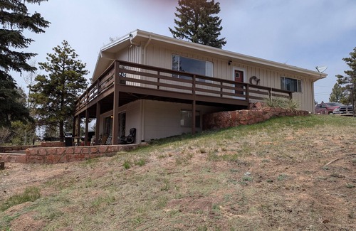 Woodland Park House | Ute Cabin-Spacious Home in the Outskirts of Woodland Park. No Cancellation Fees!