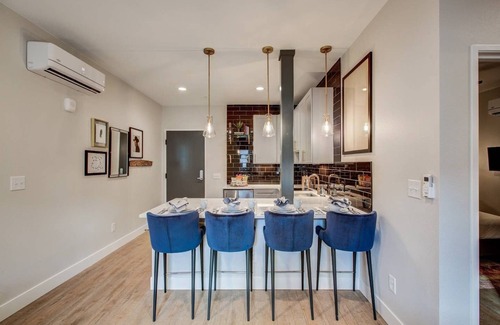 Berkeley Apartment | UTICA, 2 Bedroom 1 Bath with Full Kitchen