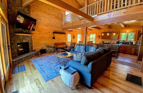 Bethlehem Cabin | UV Log home w/Cannon MT views! Minutes to attractions. Fireplace, Pool Table, AC, dog friendly!