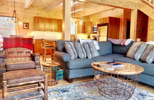 Bethlehem Cabin | UV Log home w/Cannon MT views! Minutes to attractions. Fireplace, Pool Table, AC, dog friendly!