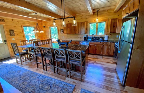 Bethlehem Cabin | UV Log home w/Cannon MT views! Minutes to attractions. Fireplace, Pool Table, AC, dog friendly!