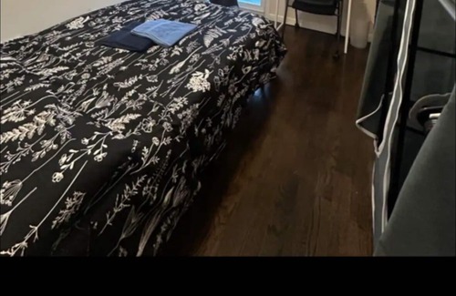 McGinley Square House | V8 Private room Contact host before booking!