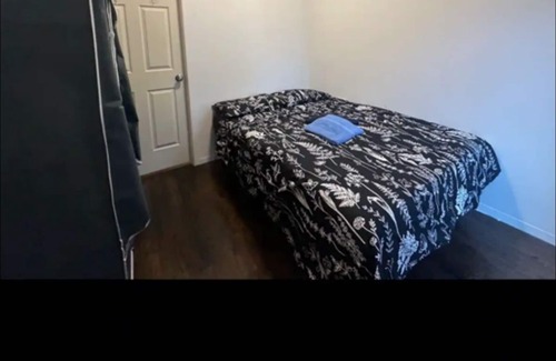 McGinley Square House | V8 Private room Contact host before booking!