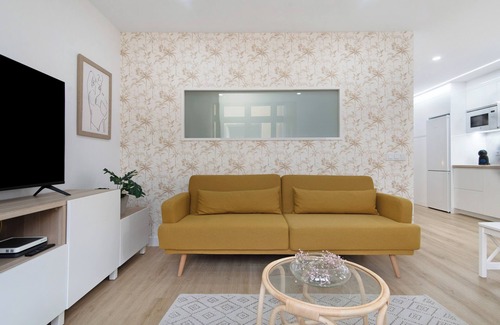 Las Palmas de Gran Canaria House | Vacation Apartment 'Magnolia's Las Canteras' with Wi-Fi