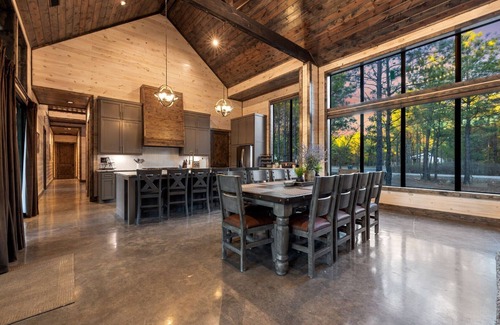Pickens Cabin | Vacana: LAL, Fishing, Pond, Treehouse, Slide, Pets, EV